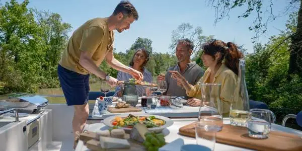 friends-dining-food-table-boating-river_Supporting_Lifestyle_Horizon_5_3840x1920_2025-1